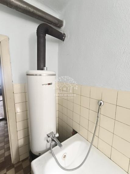 - R E Z E R V O V A N É - DOM CHALUPA V TICHEJ BOČNEJ ULICI - POLOSAMOTA S MAXIMÁLNYM SÚKROMÍM A NÁDHERNÝM VÝHĽADOM HOREHRONIE