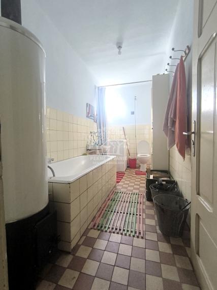 - R E Z E R V O V A N É - DOM CHALUPA V TICHEJ BOČNEJ ULICI - POLOSAMOTA S MAXIMÁLNYM SÚKROMÍM A NÁDHERNÝM VÝHĽADOM HOREHRONIE