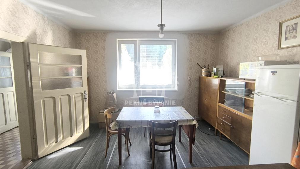 - R E Z E R V O V A N É - DOM CHALUPA V TICHEJ BOČNEJ ULICI - POLOSAMOTA S MAXIMÁLNYM SÚKROMÍM A NÁDHERNÝM VÝHĽADOM HOREHRONIE