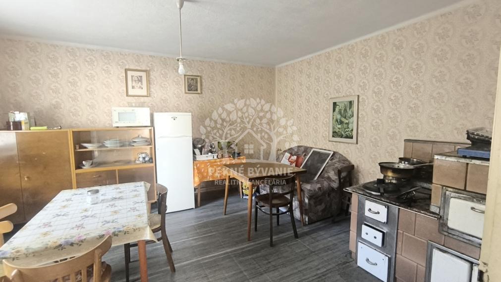 - R E Z E R V O V A N É - DOM CHALUPA V TICHEJ BOČNEJ ULICI - POLOSAMOTA S MAXIMÁLNYM SÚKROMÍM A NÁDHERNÝM VÝHĽADOM HOREHRONIE