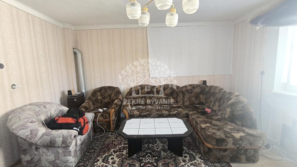 - R E Z E R V O V A N É - DOM CHALUPA V TICHEJ BOČNEJ ULICI - POLOSAMOTA S MAXIMÁLNYM SÚKROMÍM A NÁDHERNÝM VÝHĽADOM HOREHRONIE