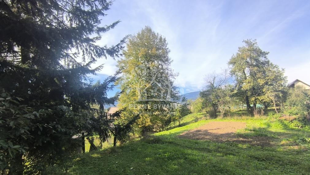 - R E Z E R V O V A N É - DOM CHALUPA V TICHEJ BOČNEJ ULICI - POLOSAMOTA S MAXIMÁLNYM SÚKROMÍM A NÁDHERNÝM VÝHĽADOM HOREHRONIE