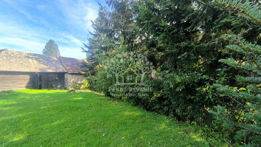 - R E Z E R V O V A N É - DOM CHALUPA V TICHEJ BOČNEJ ULICI - POLOSAMOTA S MAXIMÁLNYM SÚKROMÍM A NÁDHERNÝM VÝHĽADOM HOREHRONIE