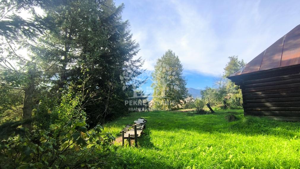 - R E Z E R V O V A N É - DOM CHALUPA V TICHEJ BOČNEJ ULICI - POLOSAMOTA S MAXIMÁLNYM SÚKROMÍM A NÁDHERNÝM VÝHĽADOM HOREHRONIE