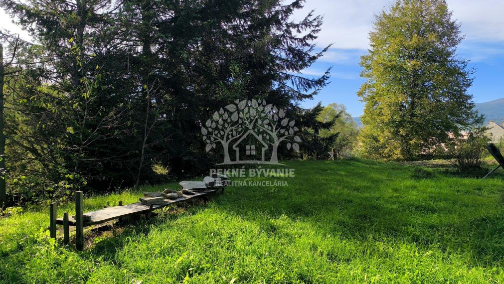 - R E Z E R V O V A N É - DOM CHALUPA V TICHEJ BOČNEJ ULICI - POLOSAMOTA S MAXIMÁLNYM SÚKROMÍM A NÁDHERNÝM VÝHĽADOM HOREHRONIE