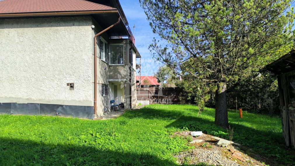 - R E Z E R V O V A N É - DOM CHALUPA V TICHEJ BOČNEJ ULICI - POLOSAMOTA S MAXIMÁLNYM SÚKROMÍM A NÁDHERNÝM VÝHĽADOM HOREHRONIE