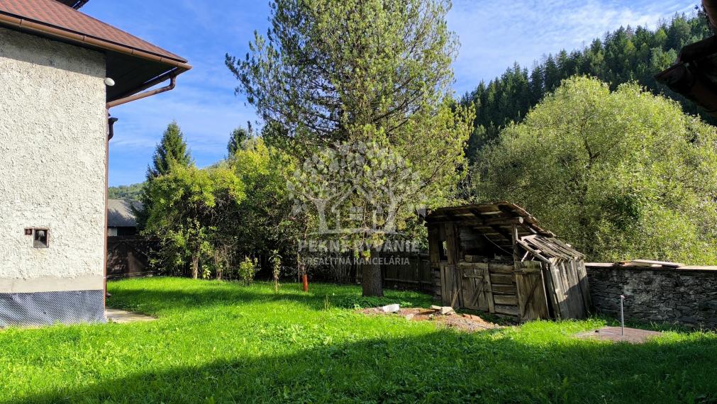 - R E Z E R V O V A N É - DOM CHALUPA V TICHEJ BOČNEJ ULICI - POLOSAMOTA S MAXIMÁLNYM SÚKROMÍM A NÁDHERNÝM VÝHĽADOM HOREHRONIE