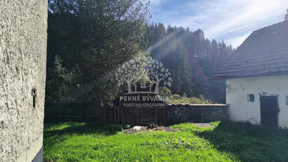 - R E Z E R V O V A N É - DOM CHALUPA V TICHEJ BOČNEJ ULICI - POLOSAMOTA S MAXIMÁLNYM SÚKROMÍM A NÁDHERNÝM VÝHĽADOM HOREHRONIE