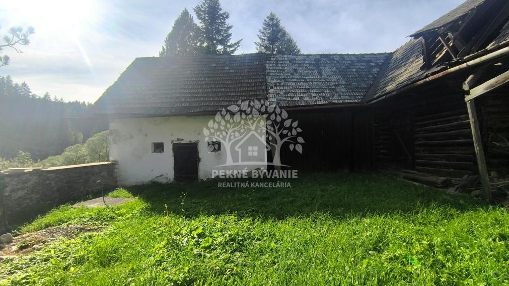 - R E Z E R V O V A N É - DOM CHALUPA V TICHEJ BOČNEJ ULICI - POLOSAMOTA S MAXIMÁLNYM SÚKROMÍM A NÁDHERNÝM VÝHĽADOM HOREHRONIE