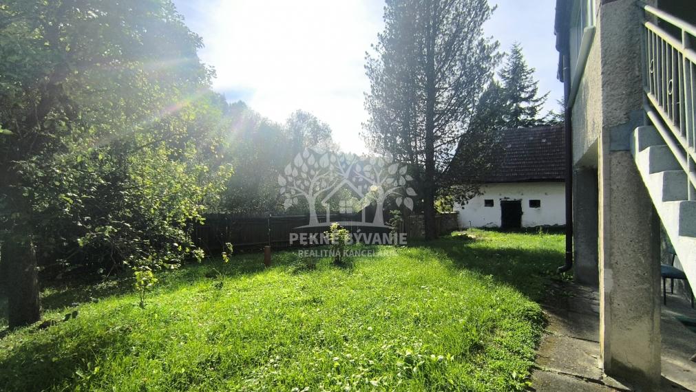 - R E Z E R V O V A N É - DOM CHALUPA V TICHEJ BOČNEJ ULICI - POLOSAMOTA S MAXIMÁLNYM SÚKROMÍM A NÁDHERNÝM VÝHĽADOM HOREHRONIE