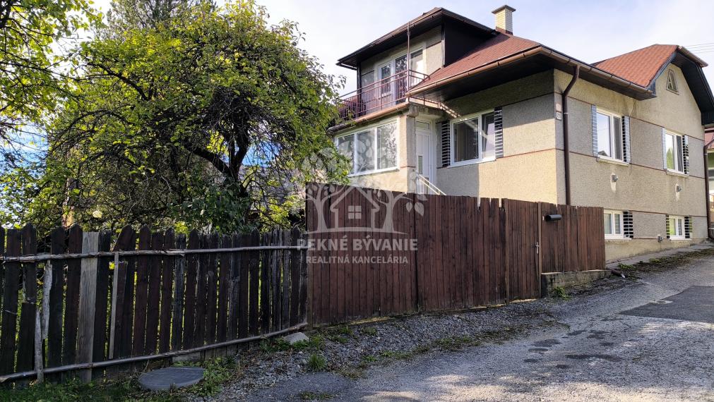 - R E Z E R V O V A N É - DOM CHALUPA V TICHEJ BOČNEJ ULICI - POLOSAMOTA S MAXIMÁLNYM SÚKROMÍM A NÁDHERNÝM VÝHĽADOM HOREHRONIE