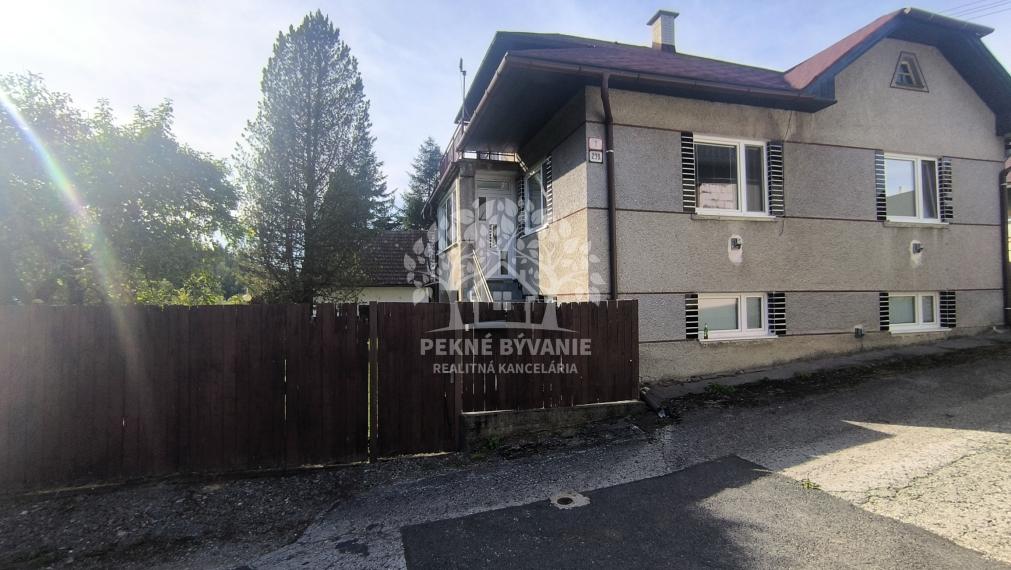 - R E Z E R V O V A N É - DOM CHALUPA V TICHEJ BOČNEJ ULICI - POLOSAMOTA S MAXIMÁLNYM SÚKROMÍM A NÁDHERNÝM VÝHĽADOM HOREHRONIE