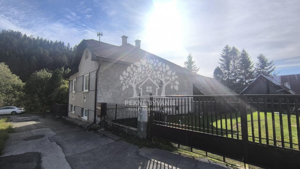 - R E Z E R V O V A N É - DOM CHALUPA V TICHEJ BOČNEJ ULICI - POLOSAMOTA S MAXIMÁLNYM SÚKROMÍM A NÁDHERNÝM VÝHĽADOM HOREHRONIE