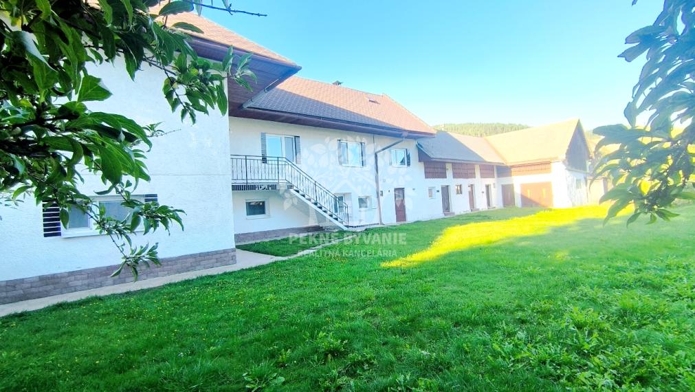 DVOJGENERAČNÝ DOM S DVOMI BYTOVÝMI JEDNOTKAMI A ODDELENÝMI VCHODMI S KRÁSNYM SLNEČNÝM POZEMKOM V SUPER LOKALITE OBCE HEĽPA HOREHRONIE
