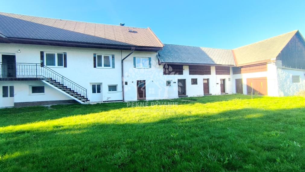 DVOJGENERAČNÝ DOM S DVOMI BYTOVÝMI JEDNOTKAMI A ODDELENÝMI VCHODMI S KRÁSNYM SLNEČNÝM POZEMKOM V SUPER LOKALITE OBCE HEĽPA HOREHRONIE