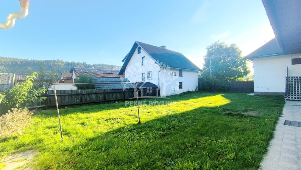 DVOJGENERAČNÝ DOM S DVOMI BYTOVÝMI JEDNOTKAMI A ODDELENÝMI VCHODMI S KRÁSNYM SLNEČNÝM POZEMKOM V SUPER LOKALITE OBCE HEĽPA HOREHRONIE