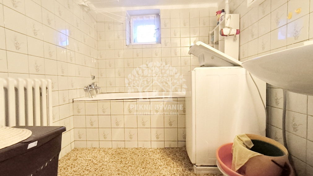 DVOJGENERAČNÝ DOM S DVOMI BYTOVÝMI JEDNOTKAMI A ODDELENÝMI VCHODMI S KRÁSNYM SLNEČNÝM POZEMKOM V SUPER LOKALITE OBCE HEĽPA HOREHRONIE