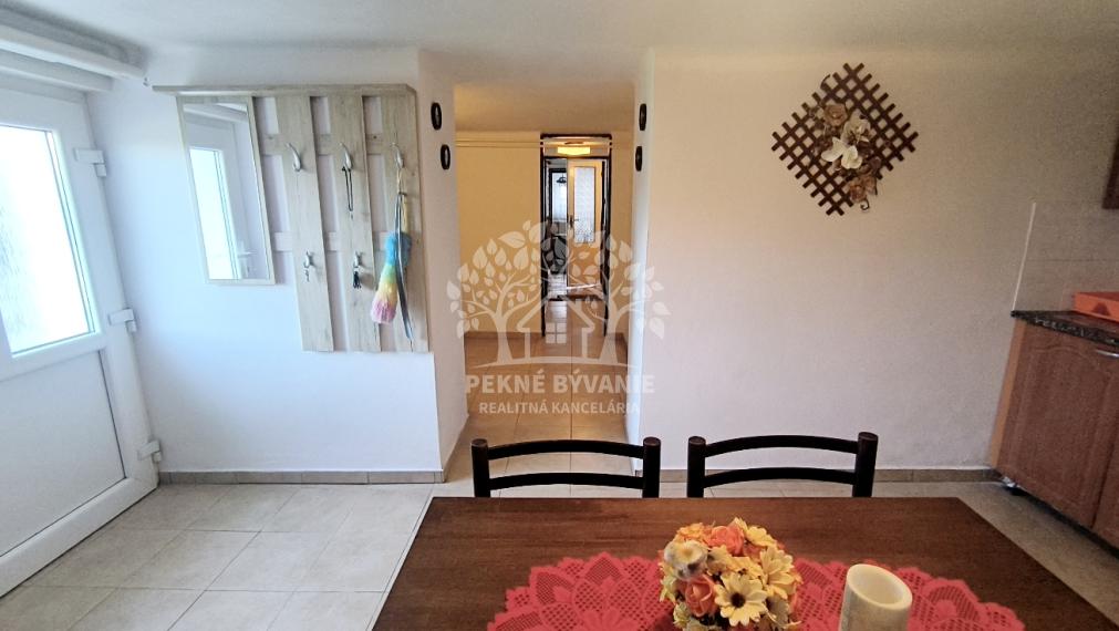 DVOJGENERAČNÝ DOM S DVOMI BYTOVÝMI JEDNOTKAMI A ODDELENÝMI VCHODMI S KRÁSNYM SLNEČNÝM POZEMKOM V SUPER LOKALITE OBCE HEĽPA HOREHRONIE