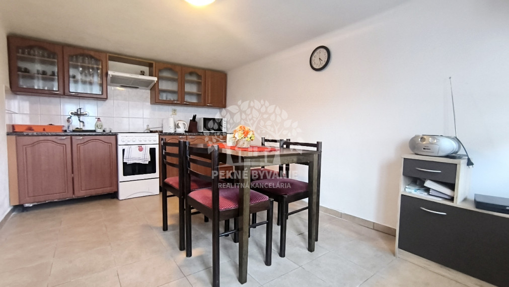 DVOJGENERAČNÝ DOM S DVOMI BYTOVÝMI JEDNOTKAMI A ODDELENÝMI VCHODMI S KRÁSNYM SLNEČNÝM POZEMKOM V SUPER LOKALITE OBCE HEĽPA HOREHRONIE