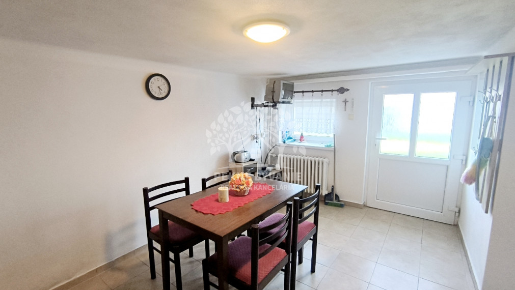 DVOJGENERAČNÝ DOM S DVOMI BYTOVÝMI JEDNOTKAMI A ODDELENÝMI VCHODMI S KRÁSNYM SLNEČNÝM POZEMKOM V SUPER LOKALITE OBCE HEĽPA HOREHRONIE