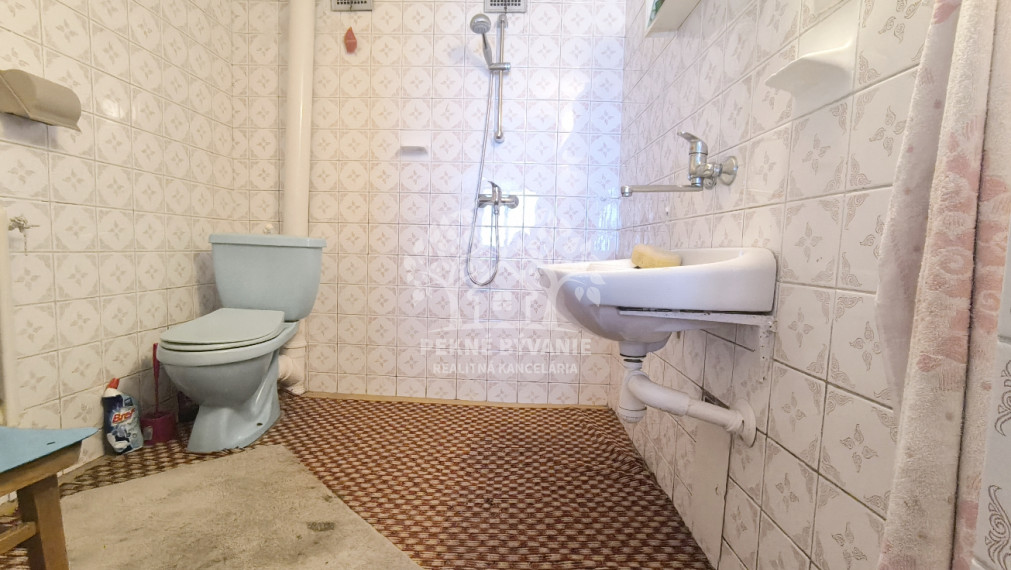 DVOJGENERAČNÝ DOM S DVOMI BYTOVÝMI JEDNOTKAMI A ODDELENÝMI VCHODMI S KRÁSNYM SLNEČNÝM POZEMKOM V SUPER LOKALITE OBCE HEĽPA HOREHRONIE