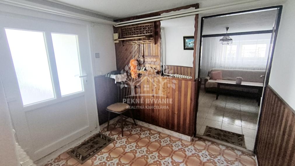 DVOJGENERAČNÝ DOM S DVOMI BYTOVÝMI JEDNOTKAMI A ODDELENÝMI VCHODMI S KRÁSNYM SLNEČNÝM POZEMKOM V SUPER LOKALITE OBCE HEĽPA HOREHRONIE