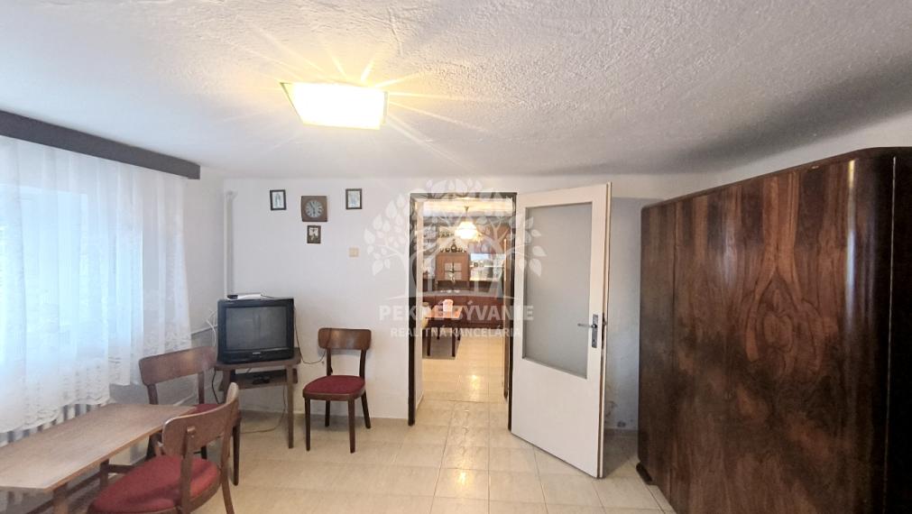 DVOJGENERAČNÝ DOM S DVOMI BYTOVÝMI JEDNOTKAMI A ODDELENÝMI VCHODMI S KRÁSNYM SLNEČNÝM POZEMKOM V SUPER LOKALITE OBCE HEĽPA HOREHRONIE