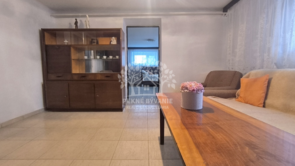 DVOJGENERAČNÝ DOM S DVOMI BYTOVÝMI JEDNOTKAMI A ODDELENÝMI VCHODMI S KRÁSNYM SLNEČNÝM POZEMKOM V SUPER LOKALITE OBCE HEĽPA HOREHRONIE