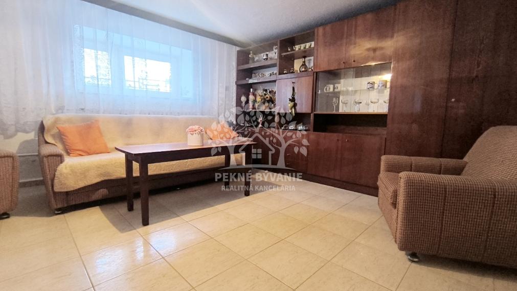 DVOJGENERAČNÝ DOM S DVOMI BYTOVÝMI JEDNOTKAMI A ODDELENÝMI VCHODMI S KRÁSNYM SLNEČNÝM POZEMKOM V SUPER LOKALITE OBCE HEĽPA HOREHRONIE