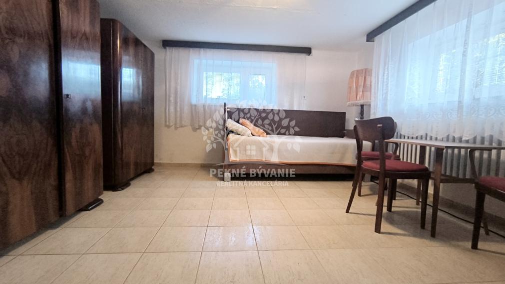 DVOJGENERAČNÝ DOM S DVOMI BYTOVÝMI JEDNOTKAMI A ODDELENÝMI VCHODMI S KRÁSNYM SLNEČNÝM POZEMKOM V SUPER LOKALITE OBCE HEĽPA HOREHRONIE