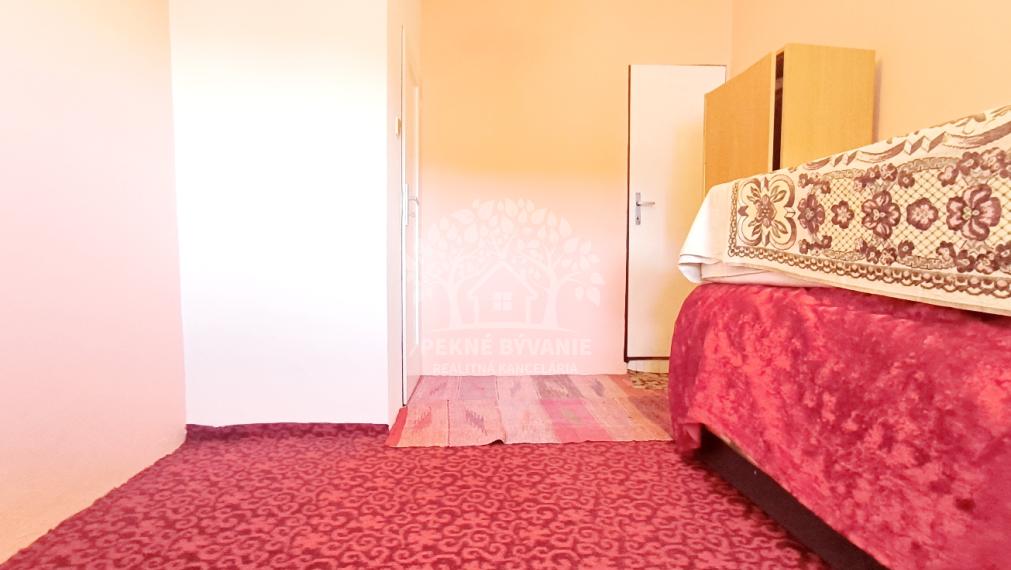 DVOJGENERAČNÝ DOM S DVOMI BYTOVÝMI JEDNOTKAMI A ODDELENÝMI VCHODMI S KRÁSNYM SLNEČNÝM POZEMKOM V SUPER LOKALITE OBCE HEĽPA HOREHRONIE