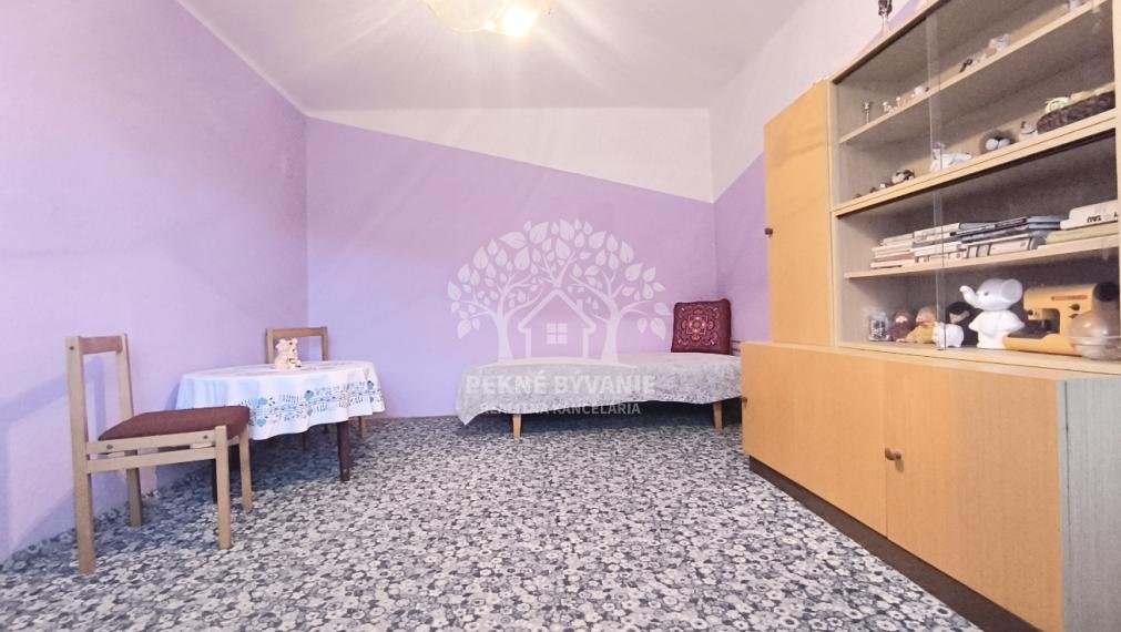 DVOJGENERAČNÝ DOM S DVOMI BYTOVÝMI JEDNOTKAMI A ODDELENÝMI VCHODMI S KRÁSNYM SLNEČNÝM POZEMKOM V SUPER LOKALITE OBCE HEĽPA HOREHRONIE