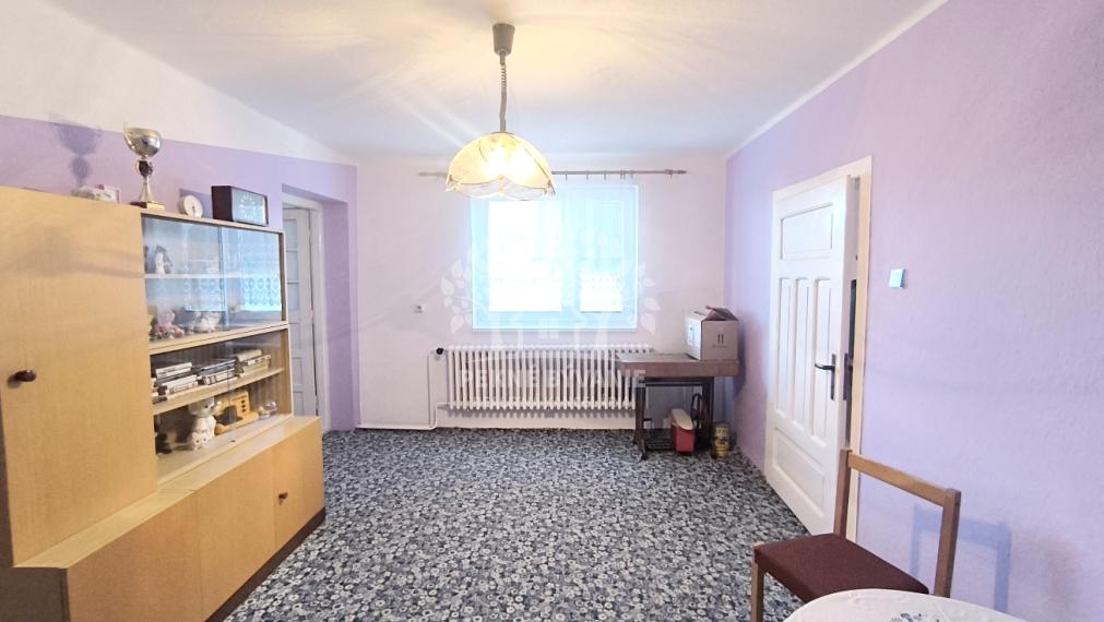 DVOJGENERAČNÝ DOM S DVOMI BYTOVÝMI JEDNOTKAMI A ODDELENÝMI VCHODMI S KRÁSNYM SLNEČNÝM POZEMKOM V SUPER LOKALITE OBCE HEĽPA HOREHRONIE