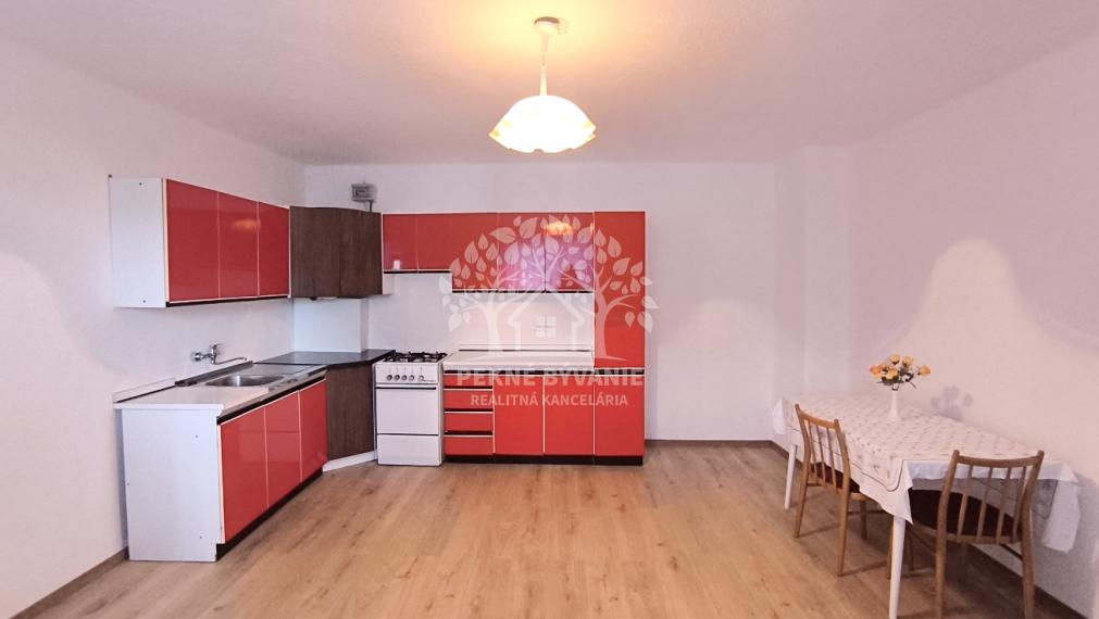 DVOJGENERAČNÝ DOM S DVOMI BYTOVÝMI JEDNOTKAMI A ODDELENÝMI VCHODMI S KRÁSNYM SLNEČNÝM POZEMKOM V SUPER LOKALITE OBCE HEĽPA HOREHRONIE