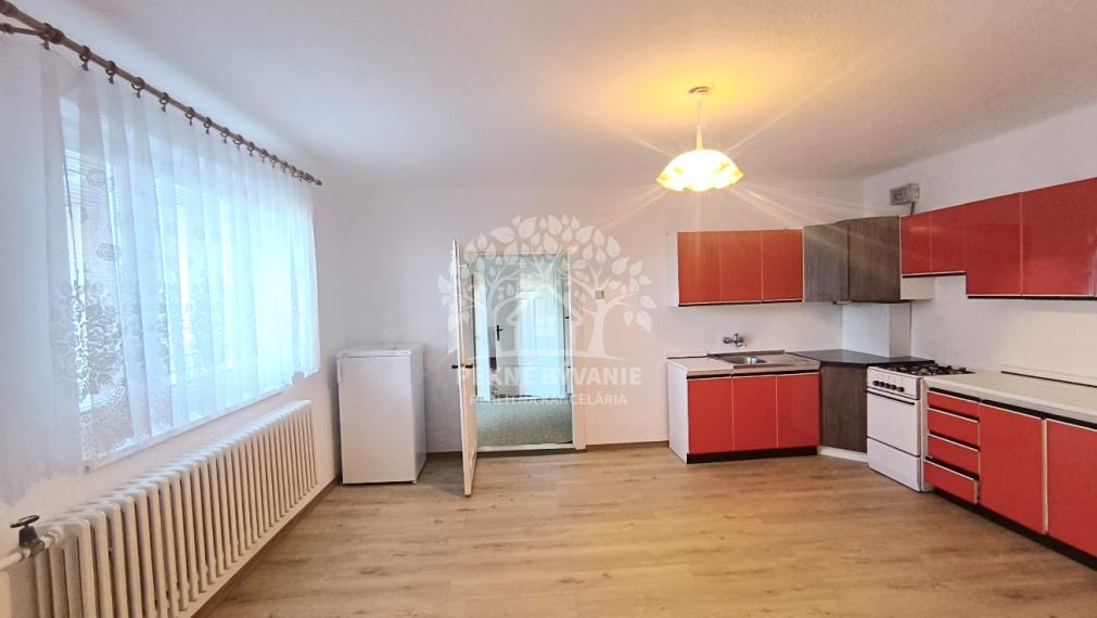 DVOJGENERAČNÝ DOM S DVOMI BYTOVÝMI JEDNOTKAMI A ODDELENÝMI VCHODMI S KRÁSNYM SLNEČNÝM POZEMKOM V SUPER LOKALITE OBCE HEĽPA HOREHRONIE