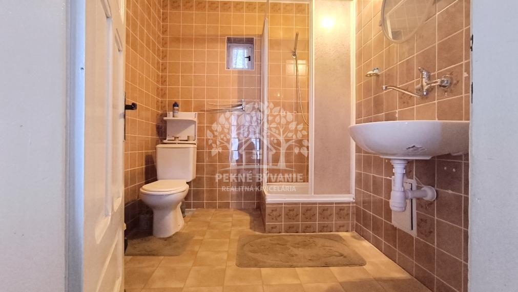 DVOJGENERAČNÝ DOM S DVOMI BYTOVÝMI JEDNOTKAMI A ODDELENÝMI VCHODMI S KRÁSNYM SLNEČNÝM POZEMKOM V SUPER LOKALITE OBCE HEĽPA HOREHRONIE