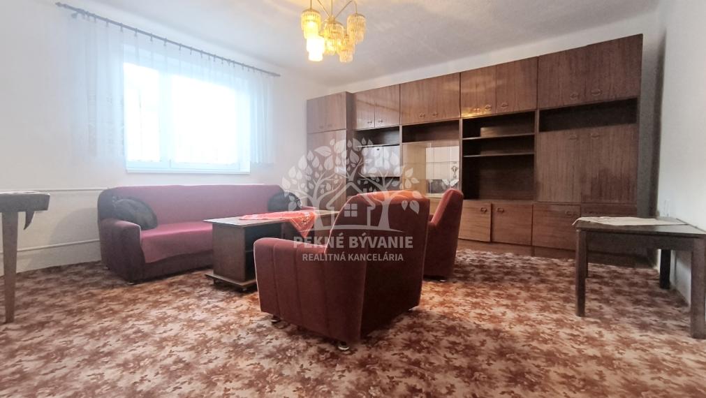 DVOJGENERAČNÝ DOM S DVOMI BYTOVÝMI JEDNOTKAMI A ODDELENÝMI VCHODMI S KRÁSNYM SLNEČNÝM POZEMKOM V SUPER LOKALITE OBCE HEĽPA HOREHRONIE