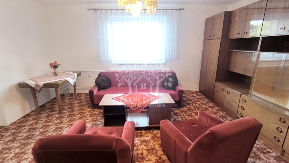 DVOJGENERAČNÝ DOM S DVOMI BYTOVÝMI JEDNOTKAMI A ODDELENÝMI VCHODMI S KRÁSNYM SLNEČNÝM POZEMKOM V SUPER LOKALITE OBCE HEĽPA HOREHRONIE