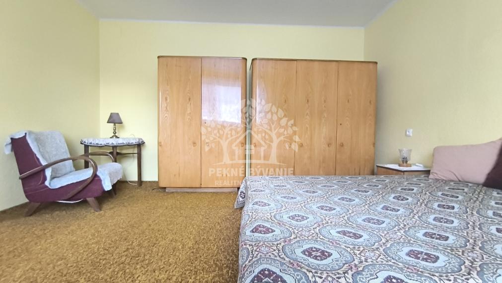 DVOJGENERAČNÝ DOM S DVOMI BYTOVÝMI JEDNOTKAMI A ODDELENÝMI VCHODMI S KRÁSNYM SLNEČNÝM POZEMKOM V SUPER LOKALITE OBCE HEĽPA HOREHRONIE