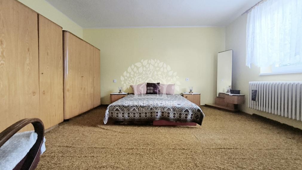 DVOJGENERAČNÝ DOM S DVOMI BYTOVÝMI JEDNOTKAMI A ODDELENÝMI VCHODMI S KRÁSNYM SLNEČNÝM POZEMKOM V SUPER LOKALITE OBCE HEĽPA HOREHRONIE