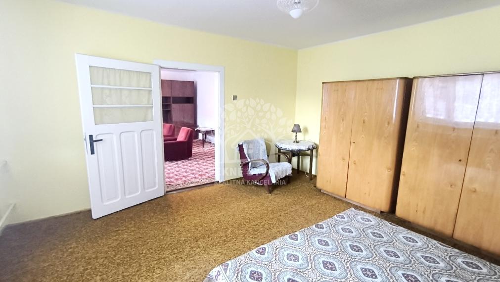 DVOJGENERAČNÝ DOM S DVOMI BYTOVÝMI JEDNOTKAMI A ODDELENÝMI VCHODMI S KRÁSNYM SLNEČNÝM POZEMKOM V SUPER LOKALITE OBCE HEĽPA HOREHRONIE