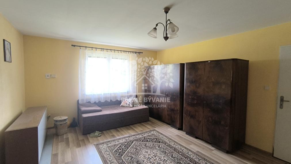 - R E Z E R V O V A N É -AKTUALIZÁCIA CENY!! SLNEČNÝ REKONŠTRUOVANÝ ZARIADENÝ RODINNÝ DOM CHATA V KĽUDNEJ LOKALITE IHNEĎ VOĽNÝ K NASŤAHOVANIU HOREHRONIE