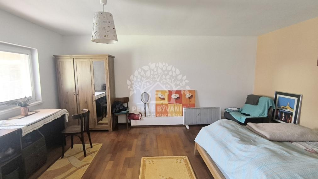 - R E Z E R V O V A N É -AKTUALIZÁCIA CENY!! SLNEČNÝ REKONŠTRUOVANÝ ZARIADENÝ RODINNÝ DOM CHATA V KĽUDNEJ LOKALITE IHNEĎ VOĽNÝ K NASŤAHOVANIU HOREHRONIE