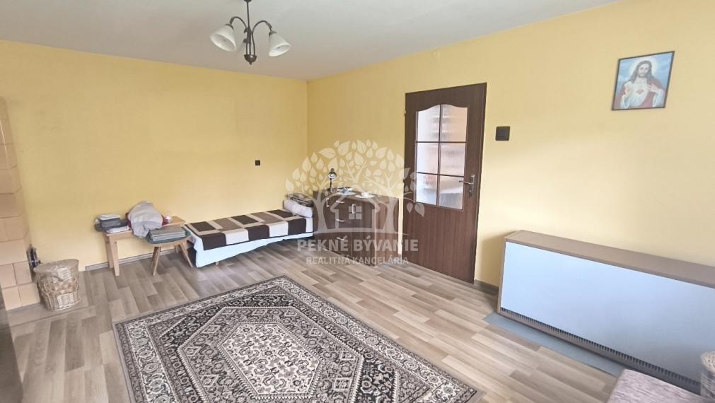 - R E Z E R V O V A N É -AKTUALIZÁCIA CENY!! SLNEČNÝ REKONŠTRUOVANÝ ZARIADENÝ RODINNÝ DOM CHATA V KĽUDNEJ LOKALITE IHNEĎ VOĽNÝ K NASŤAHOVANIU HOREHRONIE