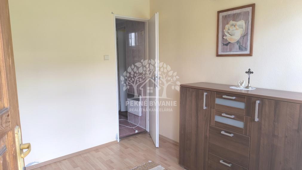 - R E Z E R V O V A N É -AKTUALIZÁCIA CENY!! SLNEČNÝ REKONŠTRUOVANÝ ZARIADENÝ RODINNÝ DOM CHATA V KĽUDNEJ LOKALITE IHNEĎ VOĽNÝ K NASŤAHOVANIU HOREHRONIE