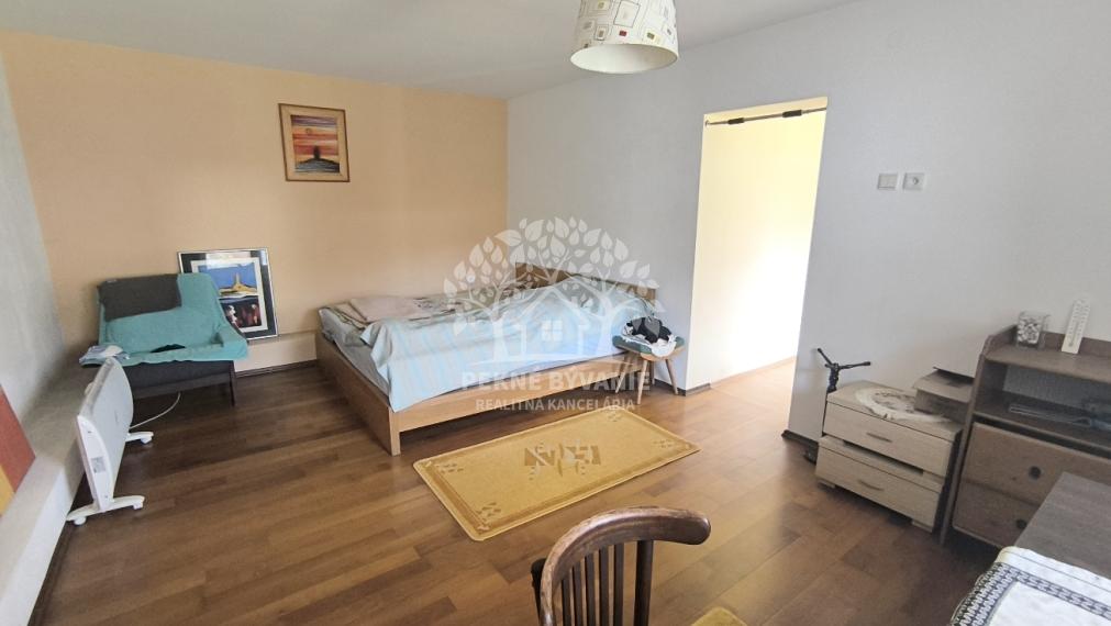 - R E Z E R V O V A N É -AKTUALIZÁCIA CENY!! SLNEČNÝ REKONŠTRUOVANÝ ZARIADENÝ RODINNÝ DOM CHATA V KĽUDNEJ LOKALITE IHNEĎ VOĽNÝ K NASŤAHOVANIU HOREHRONIE