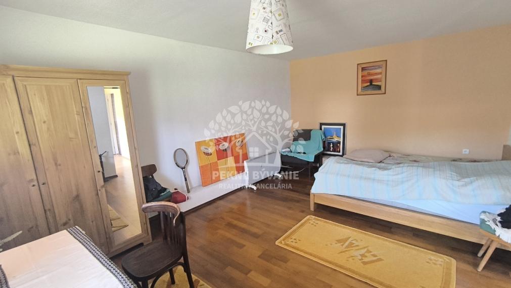 - R E Z E R V O V A N É -AKTUALIZÁCIA CENY!! SLNEČNÝ REKONŠTRUOVANÝ ZARIADENÝ RODINNÝ DOM CHATA V KĽUDNEJ LOKALITE IHNEĎ VOĽNÝ K NASŤAHOVANIU HOREHRONIE