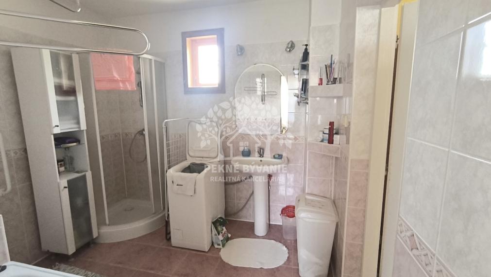 - R E Z E R V O V A N É -AKTUALIZÁCIA CENY!! SLNEČNÝ REKONŠTRUOVANÝ ZARIADENÝ RODINNÝ DOM CHATA V KĽUDNEJ LOKALITE IHNEĎ VOĽNÝ K NASŤAHOVANIU HOREHRONIE