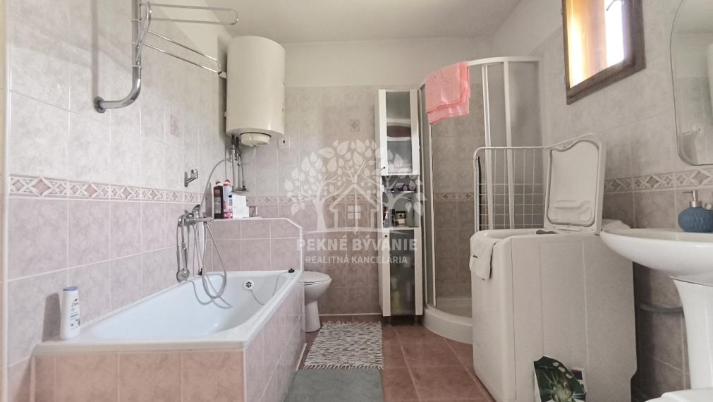 - R E Z E R V O V A N É -AKTUALIZÁCIA CENY!! SLNEČNÝ REKONŠTRUOVANÝ ZARIADENÝ RODINNÝ DOM CHATA V KĽUDNEJ LOKALITE IHNEĎ VOĽNÝ K NASŤAHOVANIU HOREHRONIE