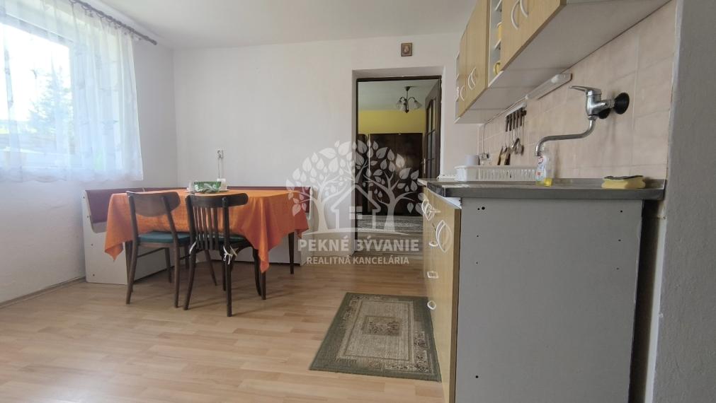 - R E Z E R V O V A N É -AKTUALIZÁCIA CENY!! SLNEČNÝ REKONŠTRUOVANÝ ZARIADENÝ RODINNÝ DOM CHATA V KĽUDNEJ LOKALITE IHNEĎ VOĽNÝ K NASŤAHOVANIU HOREHRONIE